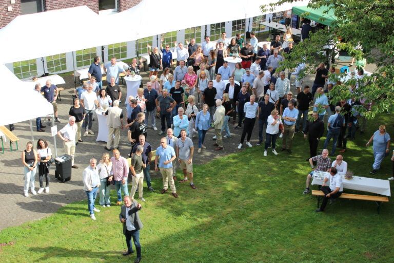 Das Foto zeigt Schulleiter André Soßna mit Gästen des Ehemaligentreffens