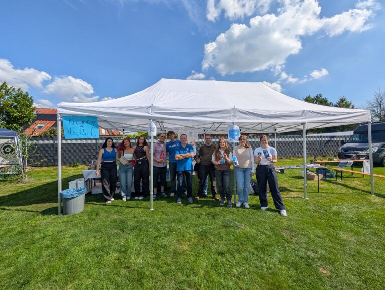 Das Foto zeigt das Team der Friedrich Krüger Stiftung auf dem Festgelände der Gemeinde Lotte